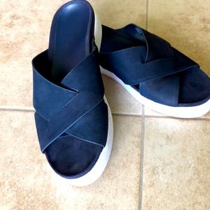 Vionic navy leather sandals